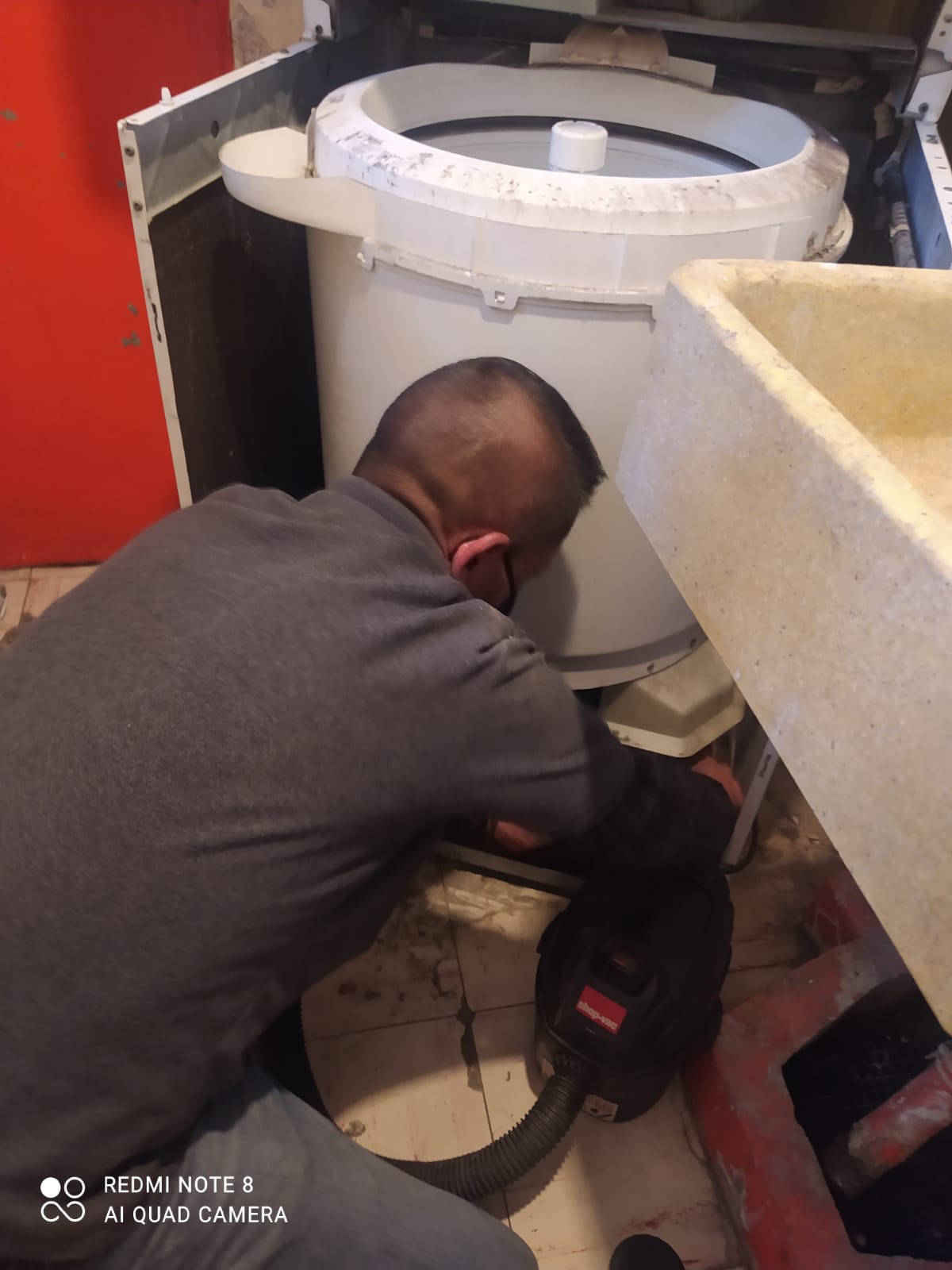 Hombre reparando lavadora